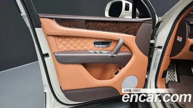 Bentley Bentayga 2018 — Şəkil 12/41
