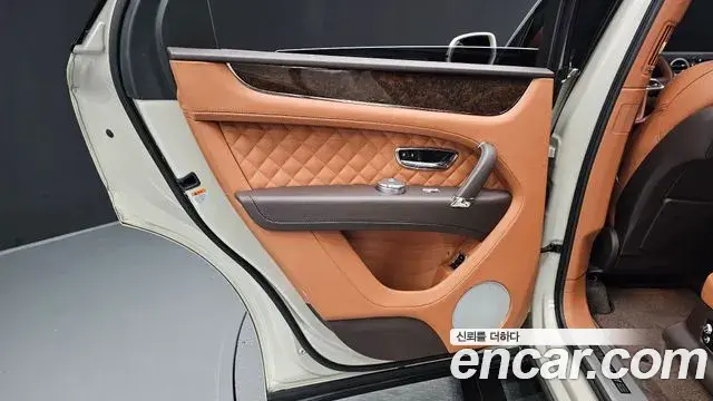 Bentley Bentayga 2018 — Şəkil 9/41