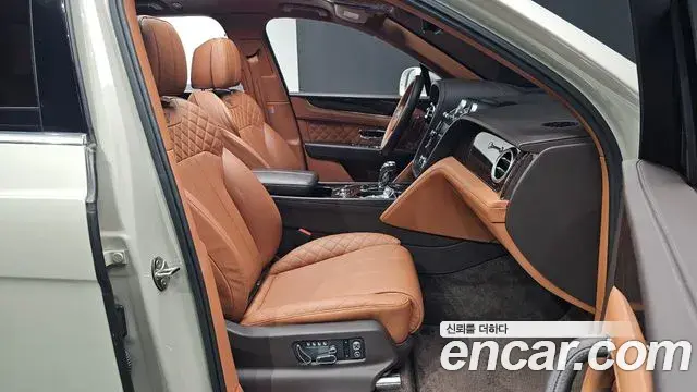 Bentley Bentayga 2018 — Şəkil 34/41