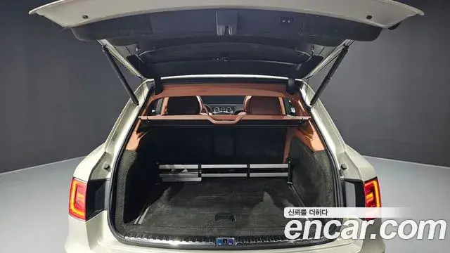 Bentley Bentayga 2018 — Şəkil 14/41