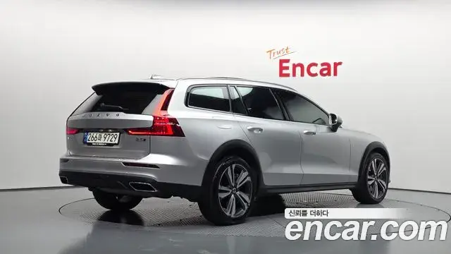 Volvo V60 Cross Country 2021 — Фото 2/20