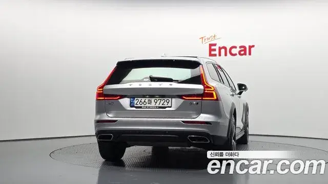 Volvo V60 Cross Country 2021 — Фото 4/20
