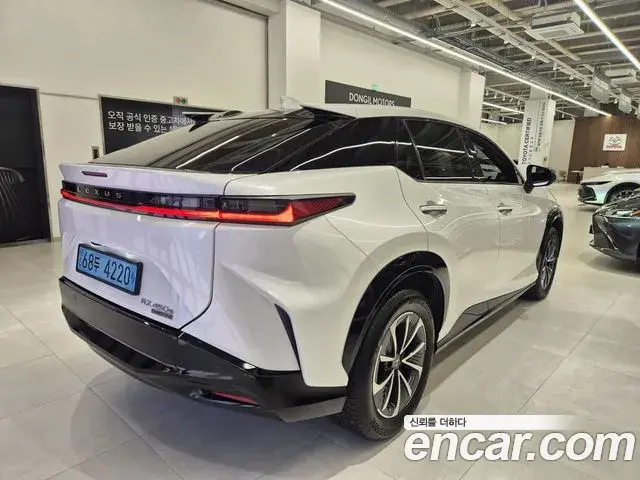 Lexus RZ450e 2023 — Photo 8/20