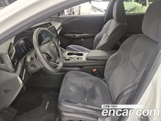 Lexus RZ450e 2023 — Photo 7/20