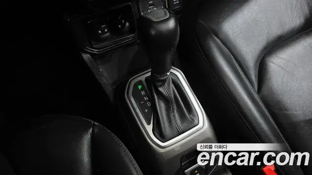Jeep Renegade 2019 — Фото 9/20