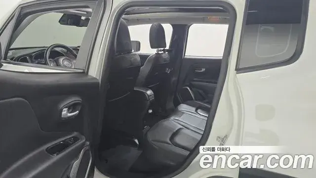 Jeep Renegade 2019 — Фото 12/20