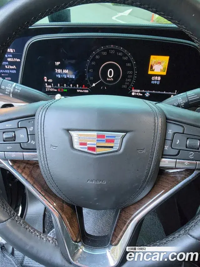 Cadillac Escalade 2023 — Фото 7/10