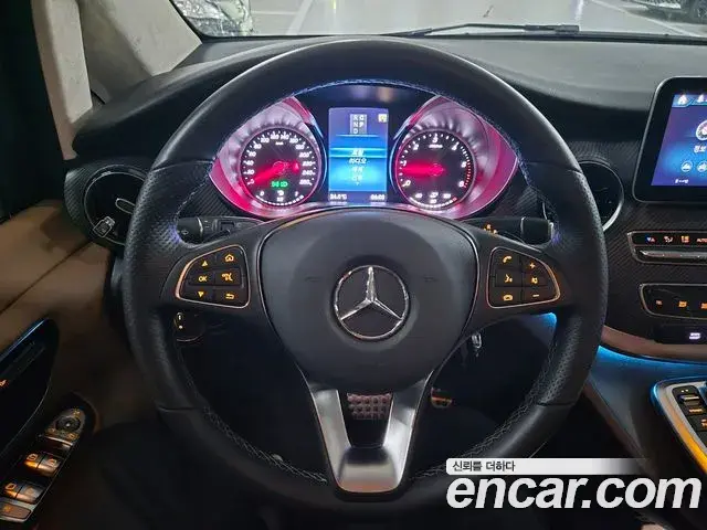 Mercedes-Benz V-Class 2023 — Фото 9/20