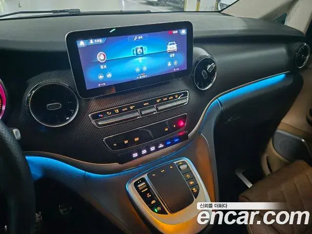 Mercedes-Benz V-Class 2023 — Фото 11/20