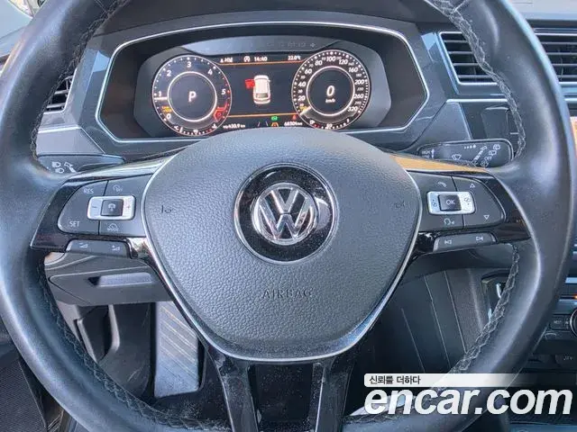 Volkswagen Tiguan 2018 — Şəkil 8/17