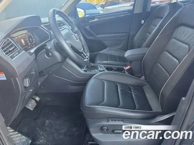 Volkswagen Tiguan 2018 — Şəkil 12/17