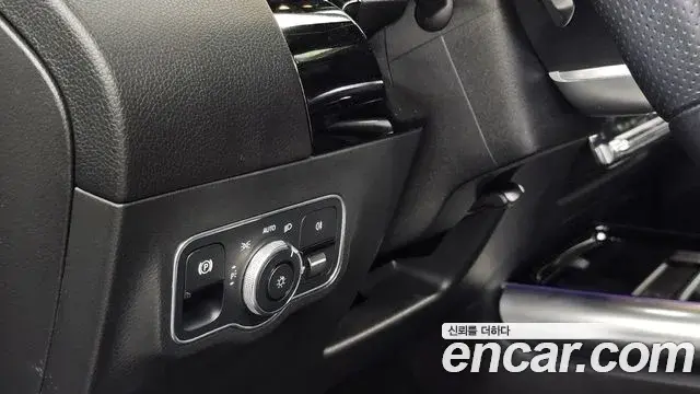Mercedes-Benz GLA-Class 2020 — Photo 19/20