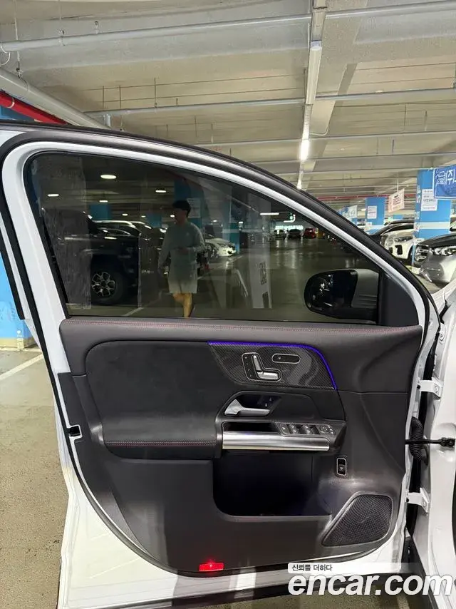 Mercedes-Benz GLA-Class 2022 — Photo 11/11