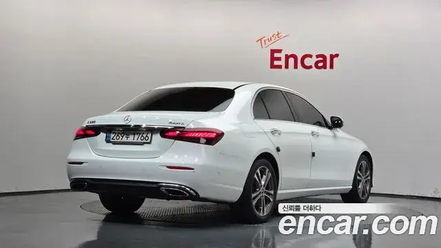 Mercedes-Benz E-Class 2022 — Photo 2/20