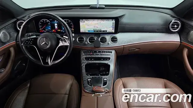 Mercedes-Benz E-Class 2022 — Photo 7/20