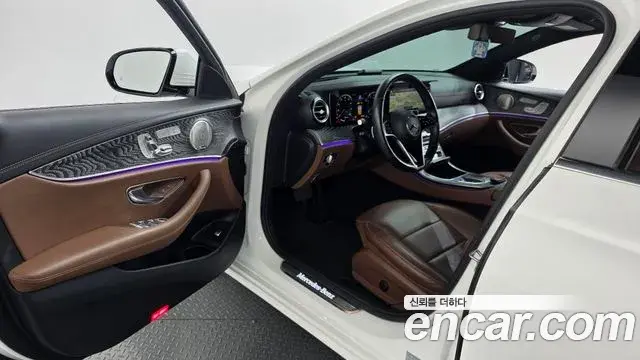 Mercedes-Benz E-Class 2022 — Photo 10/20