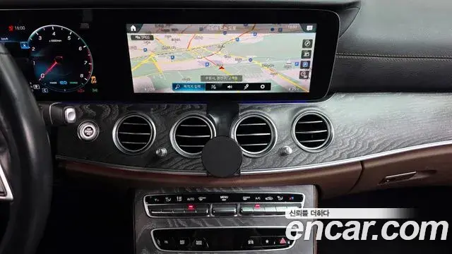 Mercedes-Benz E-Class 2022 — Photo 12/20
