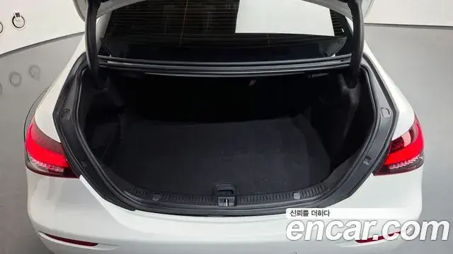 Mercedes-Benz E-Class 2022 — Photo 19/20