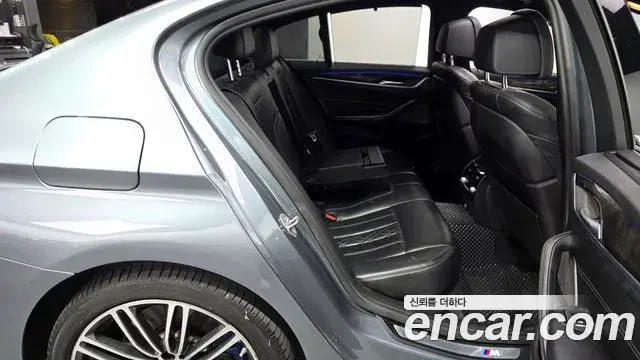BMW 5 Series 2018 — Photo 11/20
