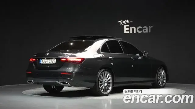 Mercedes-Benz E-Class 2021 — Photo 2/20