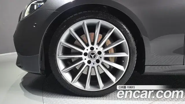 Mercedes-Benz E-Class 2021 — Photo 5/20