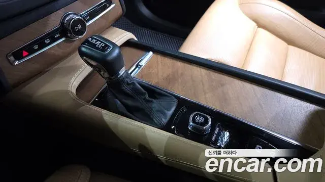 Volvo XC90 2020 — Photo 9/20