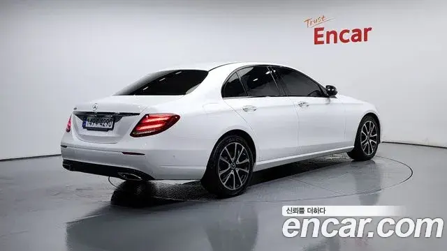 Mercedes-Benz E-Class 2020 — Photo 10/20