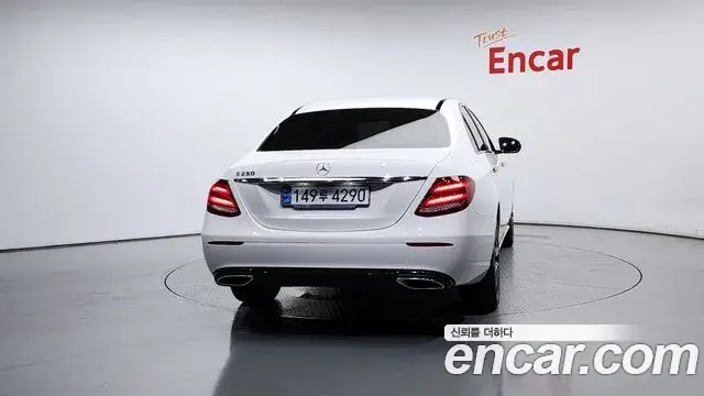 Mercedes-Benz E-Class 2020 — Photo 11/20
