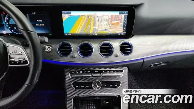 Mercedes-Benz E-Class 2020 — Photo 12/20