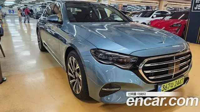 Mercedes-Benz E-Class 2024 — ფოტო 17/20