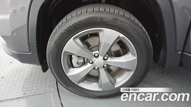 Jeep Cherokee 2021 — ფოტო 9/20