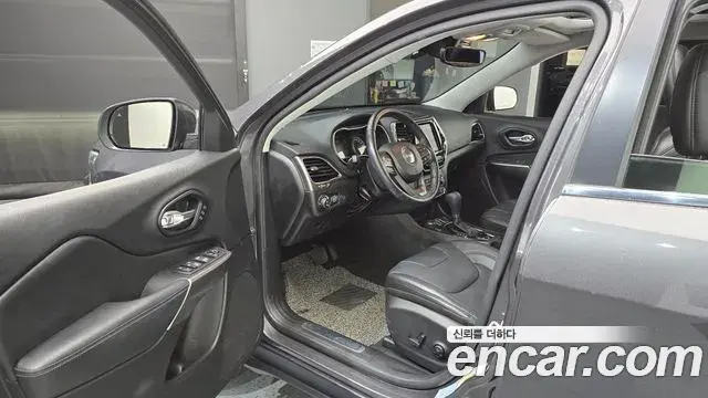 Jeep Cherokee 2021 — ფოტო 14/20