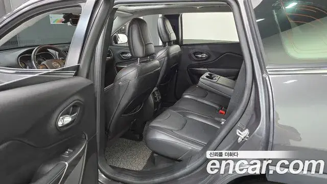 Jeep Cherokee 2021 — ფოტო 16/20