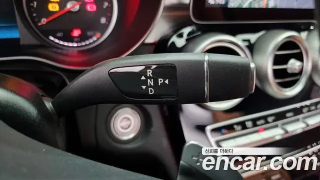 Mercedes-Benz C-Class 2019 — Photo 1/20