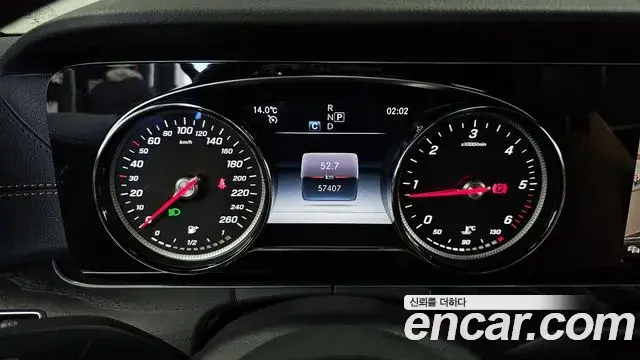 Mercedes-Benz E-Class 2019 — Photo 11/20