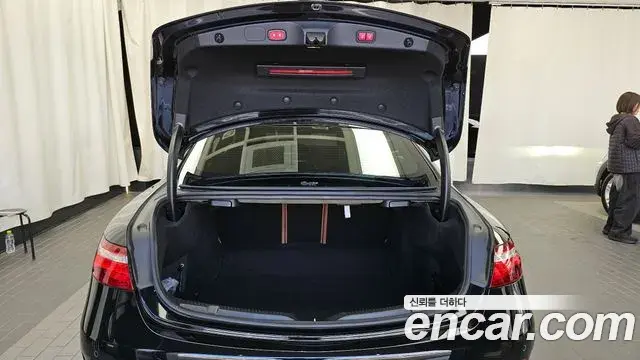 Mercedes-Benz E-Class 2019 — Photo 18/20