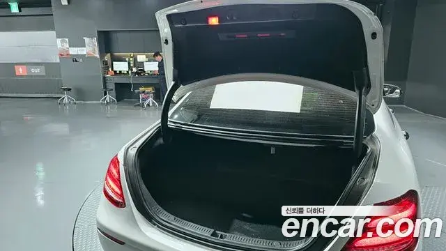 Mercedes-Benz E-Class 2018 — Şəkil 9/20