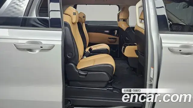Kia Carnival 2020 — Фото 12/20