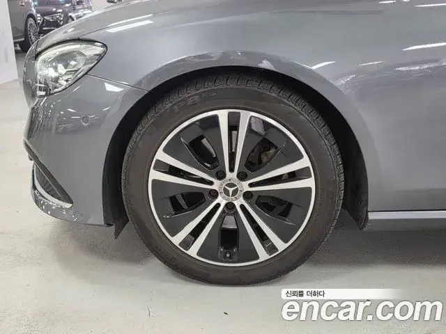 Mercedes-Benz E-Class 2020 — Photo 13/17