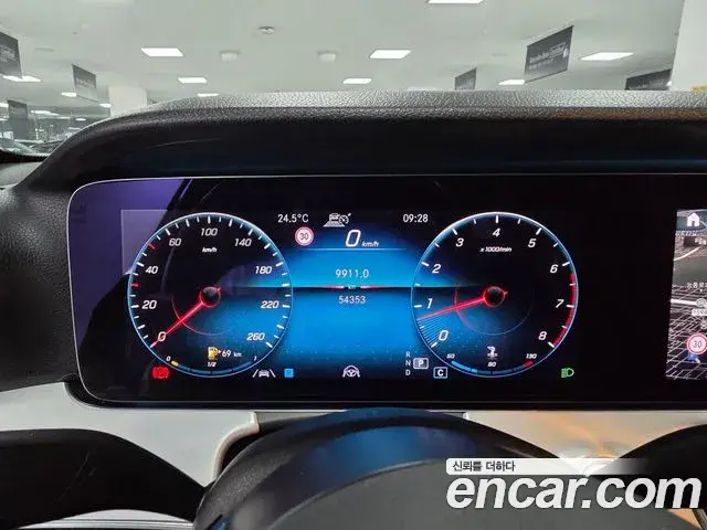 Mercedes-Benz E-Class 2020 — Photo 11/17
