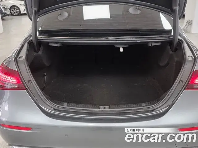 Mercedes-Benz E-Class 2020 — Photo 7/17