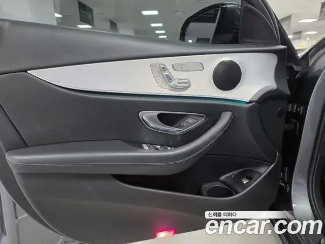 Mercedes-Benz E-Class 2020 — Photo 12/17