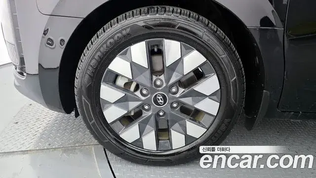 Hyundai Staria 2023 — ფოტო 16/20