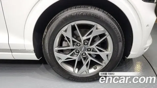Genesis GV70 2021 — ფოტო 14/20