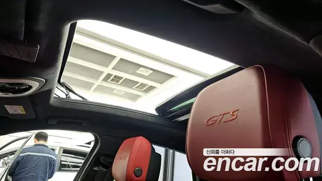 Porsche Macan 2021 — Photo 14/20