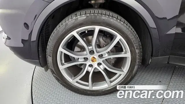 Porsche Cayenne 2020 — ფოტო 17/20