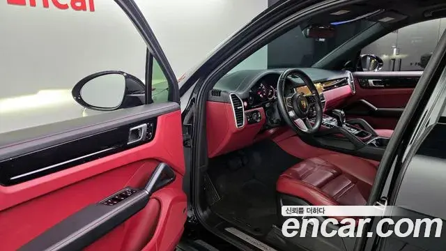 Porsche Cayenne 2020 — ფოტო 8/20