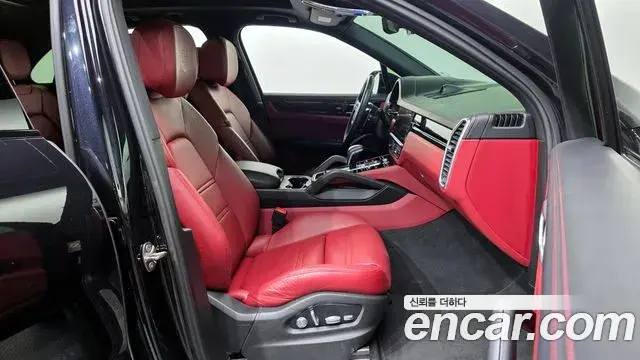 Porsche Cayenne 2020 — ფოტო 2/20