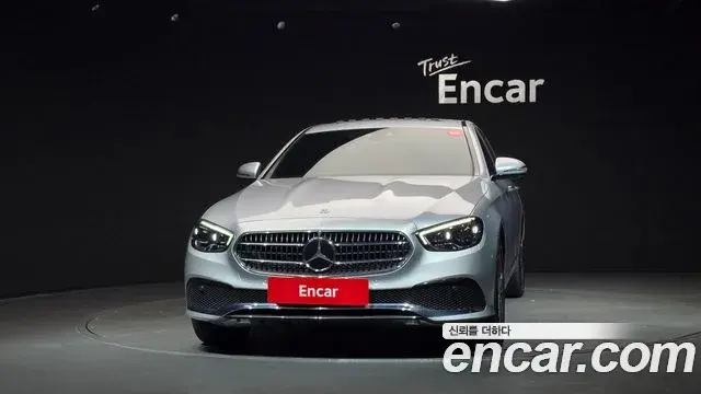 Mercedes-Benz E-Class 2022 — ფოტო 18/20