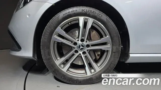 Mercedes-Benz E-Class 2022 — ფოტო 14/20